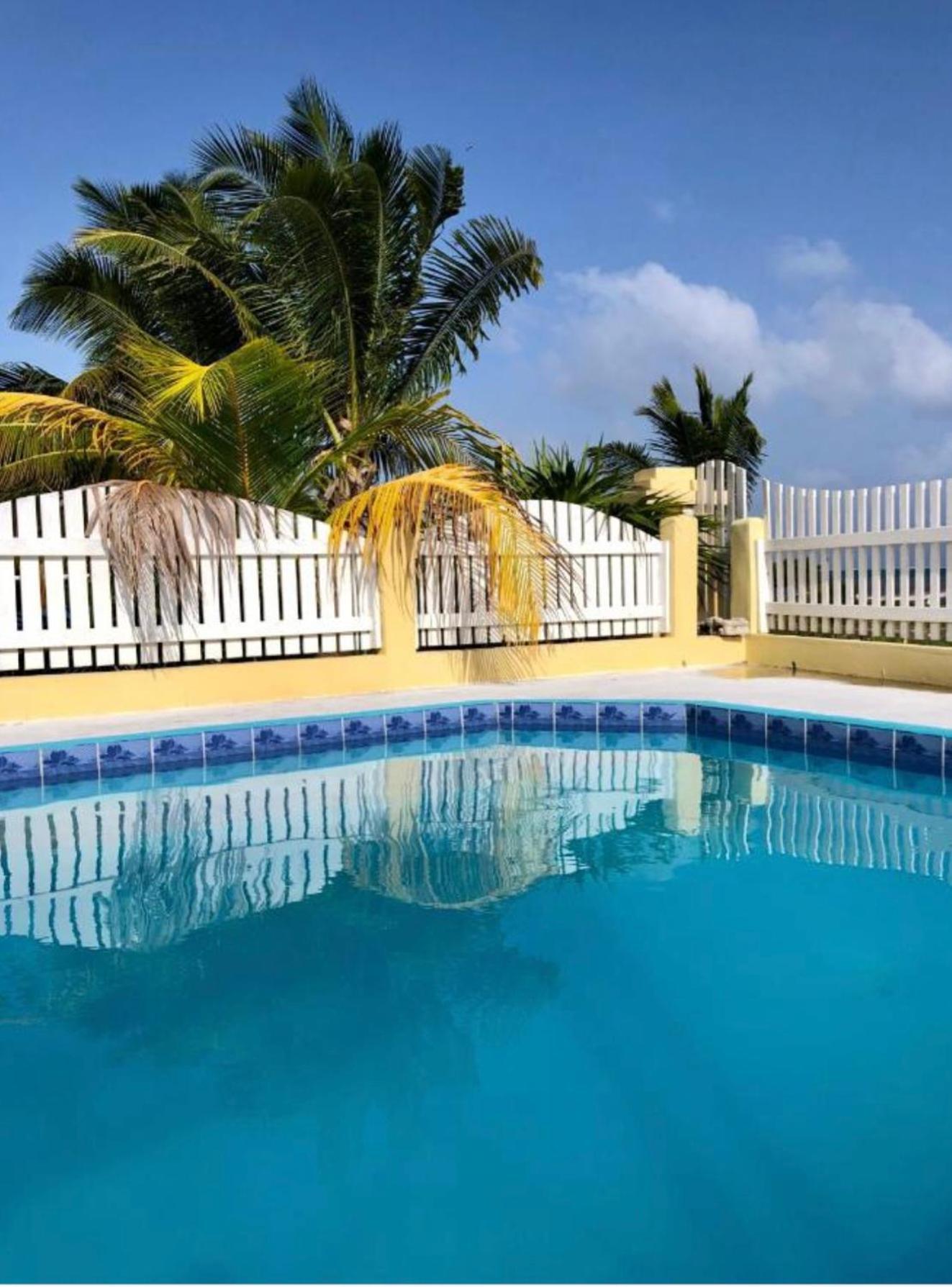 The Novelo Hotel Caye Caulker Exterior photo